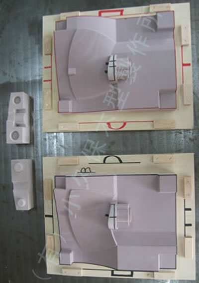 この型で1枚のブレードが出来て、それを客先の性能要望に合わせて枚数及び取り付け角度を変えて心棒に取り付ける